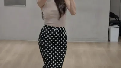 츄  골지 민소매 페로몬 + 검정 땡땡이 롱치마 항아리 골반
