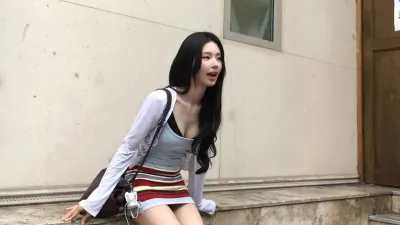 미연 검정 브라 삐져나온 하늘색티 가슴골 + 줄무늬 초미니 야벅지