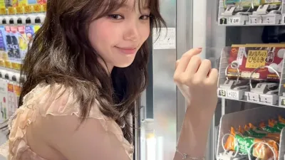 김채원 일본여행 꽃무늬 캐미솔 몽실한 가슴골 페로몬 - 인스타