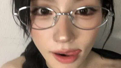 안경 쓰고 혀낼름 내미는 미연 얼빡샷...위에서 찍은 봉긋한 가슴
