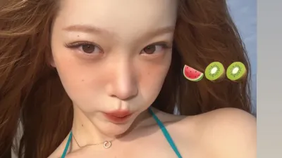 바다 배경으로 녹색 끈비키니 몸매 자랑하는  빌리 츠키 - 인스타