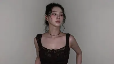 검정 시스루 드레스 입고 쪼그려 앉은 카리나 가슴골 - 인스타