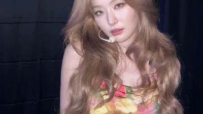 레드벨벳 슬기 꽃무늬 크롭탑 + 보라색 면바지 잘록한 복부 배꼽