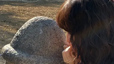 민망하게 생긴 돌하르방에 얼굴을 가까이 들이댄 아린 ㅗㅜㅑ