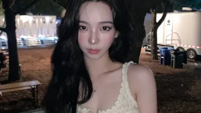 여자력 풍기는 카리나 화이트 레이스 끈나시 은근한 가슴골